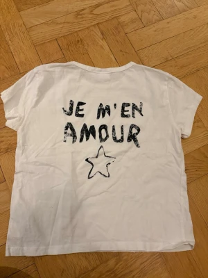 T-shirt från Gina tricot  - T shirt med tryck från Gina. Barnstorlek, 158/164. Passat mig som har xs/s.