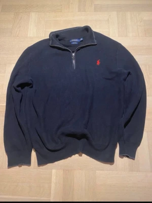 Vintage ralph Lauren zip - Jag säljer en vintage stickad half zip från ralph lauren!  || Skick: 9/10 ||Storlek: L men passar också M || Modellen är 178cm🙌 || Tveka inte på att ställa frågor😉