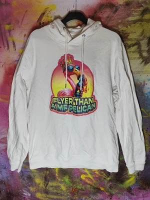 Upcycled XL hoodie med print av streetartist TERP - Här säljes en upcycled hoodie XL med design av streetartkonstnären TERP. Den är knappt använd alls i väldigt gott skick. Tvättad bara några gånger, inga skador eller defekter. Det här är den ända tröjan i det här utförandet. Trycket finns på fler tröjor men inte på exakt likadana vita hoodies. 