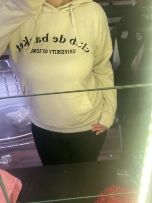 Hoddie - Beige/vit tröja från SALIGIA i storlek M. Väldigt skön att ha på sig både inomhus och utomhus. 