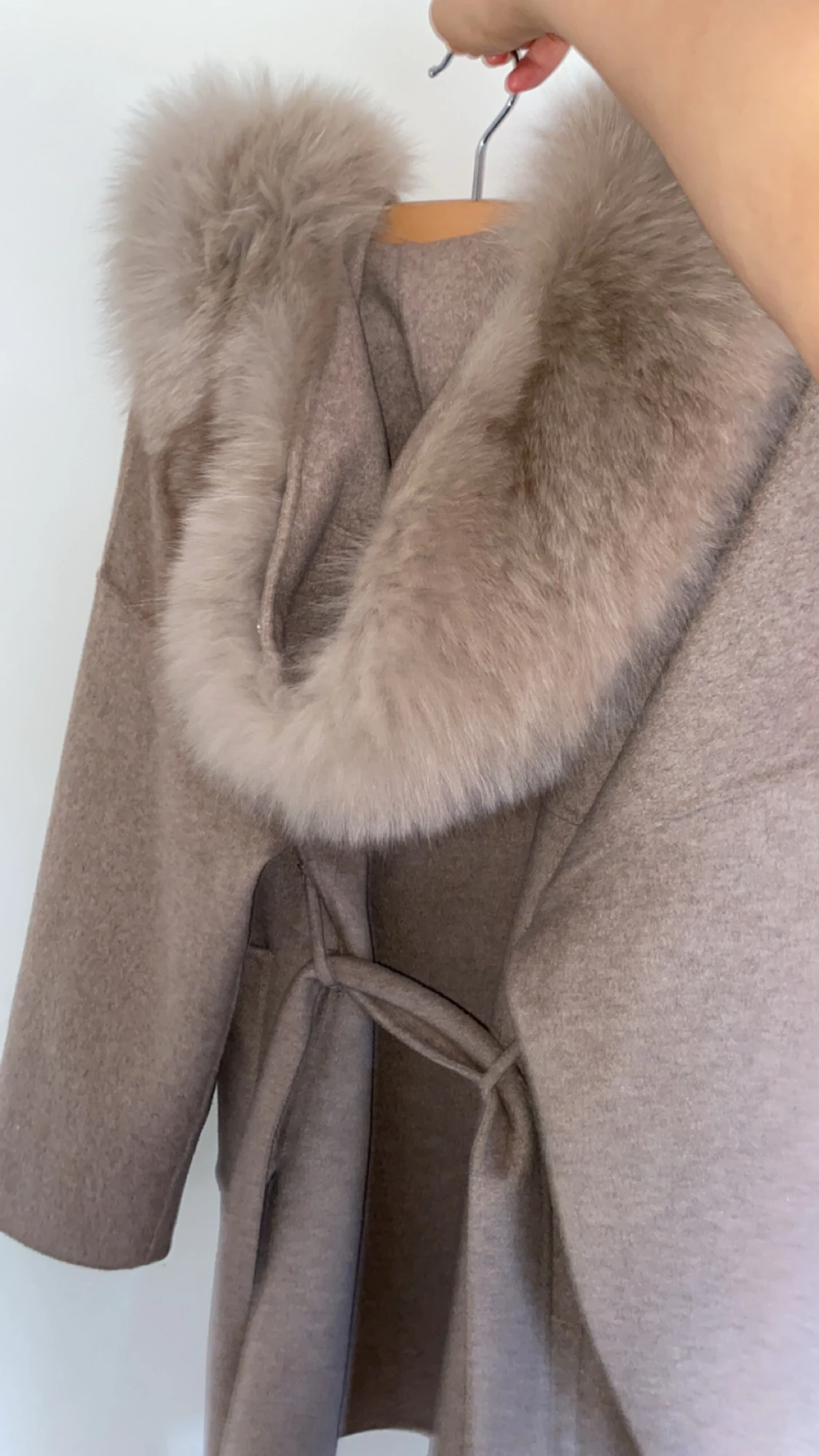 Beige kappa med fuskpäls och bälte - 1