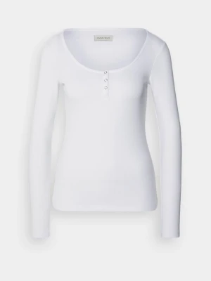 Vit långärmad topp Anna Field - Jätte fin långarmad tröja ifrån Anna Feild, den har 3 knappar där fram. Tröjan är väldigt fin och skön. Skriv om ni vill ha fler bilder.