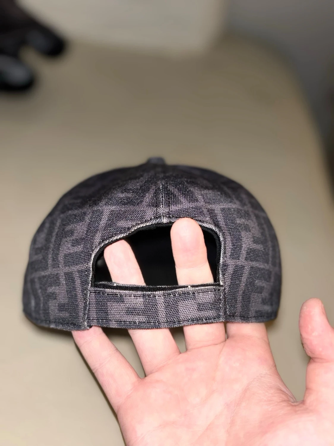 Svart Fendi keps med logomönster - 3