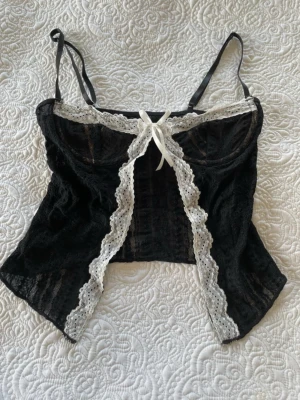 Linne med spets detaljer  - Supergulligt linne, lappen finns inte kvar därav vet jag inte vart den är ifrån eller storleken men skulle säga att den passar xs/s!💕💕 Axelbanden går att justera, framsidan går inte att sätta ihop men skulle kunna sys ihop om man vill det!💗