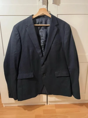 Mörkblå kavaj från Matíníque - Mörkblå kavaj från Matíníque i storlek 56