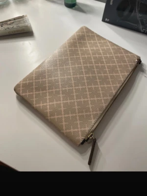 By malene Birger väska  - Jättesnygg mini väska från by malene Birger🩷 Snyggt att hålla bara som en clutch bag😍 Ser helt ny ut, men bara lite fläckar inuti (bild 5).