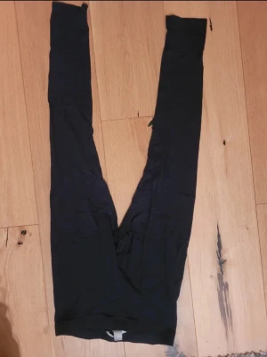 Svart tunna tights i bomull - Enkel och stilrena tights i mjukt bomullsmaterial. De har en klassisk passform utan mönster eller detaljer och passar perfekt till lager-på-lager-stil. Perfekt för dig som gillar minimalistiska plagg.