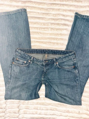 Lågmidjade jeans - Ett par jättesnygga weekday jeans😍 De är lågmidjade, bootcut och har ett vintage utseende. Mycket bra skick! W29 L32 (jag skulle säga strl S/M).         Midjemått: 42cm rakt över.   Innerbenslängd 78cm
