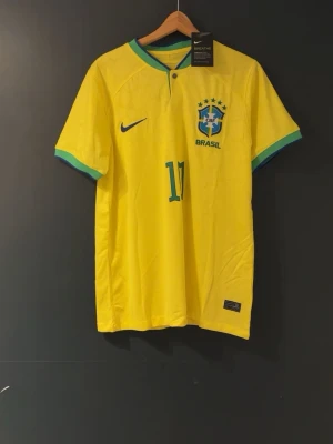 Nike Brasil Neymar JR 10 matchtröja - Säljer en sprillans ny Brasilien matchtröja i storlek S. Storleken är stor för o vara S så den passar även bra i medium. Inte använt en enda gång. (priset går diskutera)