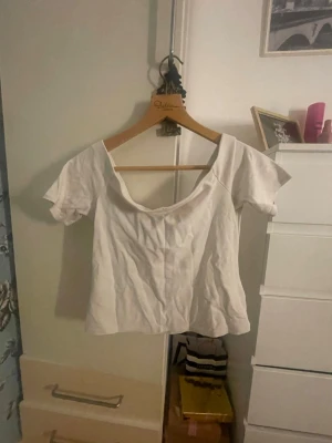 Offshoulder T-shirt i st L - Jag säljer en vit offshoulder tröja från HM i bra skick, den är i st L fast en liten model.