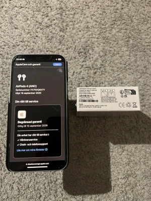 Apple AirPods 4 (ANC) - Helt nya Apple AirPods 4 med aktiv brusreducering (ANC), levereras i obruten originalförpackning. Kompatibla med USB-C-laddare. Perfekta för musik, samtal och vardagsanvändning. Snygg och modern design, idealisk för Apple-användare.