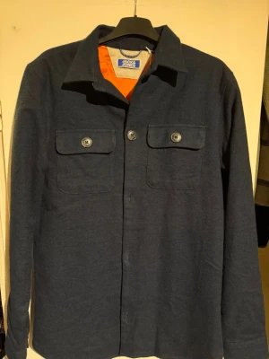 Blå stickad overshirt - Blå stickad overshirt från Jack & Jones. Aldrig använd! I storlek 170 men sitter som S. Skicka för fler frågor 