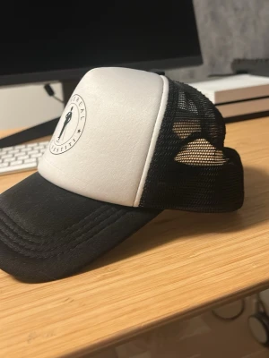 Vgc vestiti keps - Vgc vestiti keps   Svart vit trucker keps.  Inga skador 