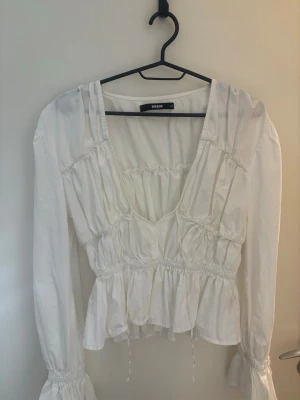 Söt blus  - Jätte fin tröja som tyvärr inte kommer till användning därav säljer jag den. Sitter bra på mig som vanligtvis har xs