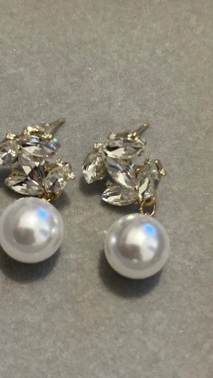 Guldiga örhängen med pärlor - Aldrig använda