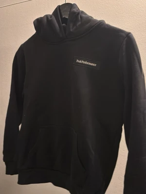 Hoodie Peak Performance - Säljer en svart hoodie Peak Performance