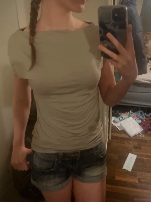 Supersöt beige topp🤍 - Säljer denna supersöta beiga ärmlösa toppen i storlek XS🤍Toppen har figurnära passform vilket framhäver silhuetten. Hör av er vid frågor!!