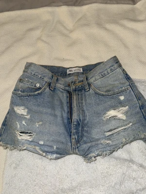 Blå jeansshorts från Zara - Säljer supersnygga blå jeansshorts från Zara i storlek 34. Storleken passar inte mig längre därav säljer. 