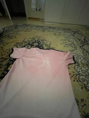 Real Madrid white pink edition Home Kit -  Real Madrid Pink white edition home kit. Bra för dig som tycker om Real Madrid eller som vill köpa present till dem så är denna Real Madrid kiten den bästa.