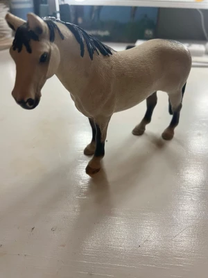 En snygg schleich häst - En hingst som lite vit beige och har svarta fläckar