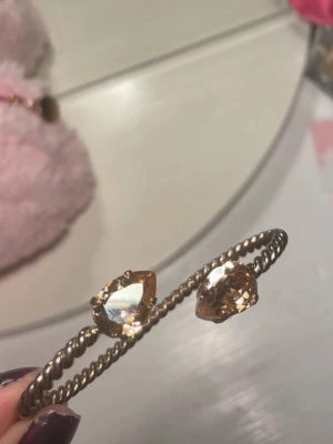 Caroline Svedbom guld armband  - Det guldiga är ganska slitet (inte stenarna) men det är inget som syns när den bärs. 