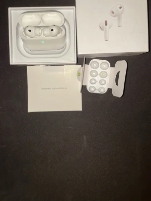 AirPods Pro 3 - Säljer ett par Apple AirPods Pro i mycket fint skick, komplett med originalförpackning, extra öronkuddar och manualer. Trådlösa hörlurar med aktiv brusreducering och laddningsetui. Perfekt för musik, samtal och träning. Inga synliga defekter eller slitage.