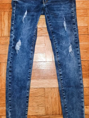 !ay guey! X Rihanna acid-tvättade stuprörs jeans - Jeans med hög midja, dekorativa sömmar och broderier på fickorna och i ett riktigt skönt mjukt och något tjockare denim än vad vi  är vana med uppe i norr och med en riktigt behaglig strech. Byxorna har en ljusare tvätt och slitna detaljer. Detta är en byxa till verkad i Mexiko i ett samarbete med Rihanna och !ay guey! Riktiga kvalitets byxor. Kom gärna med eget prisförslag!