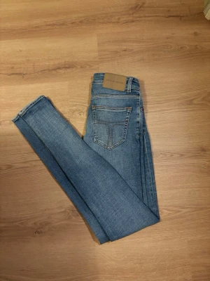 Tiger of Sweden Jeans - Ljusblåa är Jeans av Tiger of Sweden. Storlek 27/34. Skick 10/10. Nypris ~ 1600. Mitt pris - 299 Hör av dig vid frågor✌🏻