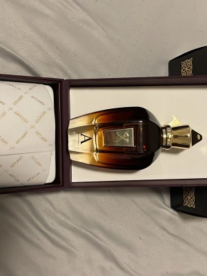 Xerjoff lyxig parfym 100ml - Exklusiv parfym från Xerjoff i elegant förpackning. Flaskan rymmer 100 ml och ger en lyxig känsla, perfekt för dig som vill sticka ut. Snygg presentförpackning med guldiga detaljer.