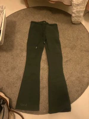 Helt nya gröna nitted byxor  - Säljer dessa byxor som jag fick hem igår och dom var tyvvär för små original förpackning finns med. Den nya gröna färgen 