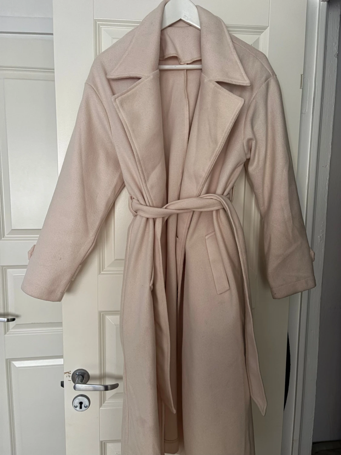 Ljusbeige kappa med bälte och knappar - 3