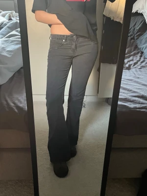 low waist jeans - trendiga jeans som oftast är slutsålda, inga defekter. små i storlek så passar 36-40, jag är 170cm ❤️