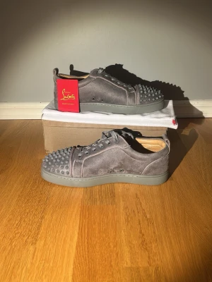 Louboutin skor - Schyssta Christian Louboutin skor. Skick 8/10. Saknar 1 nit per sko. Box, dustbag och Kort följer med. Priset är ej fast och kan gå ner en del vid snabb affär. Hör av er vid frågor!