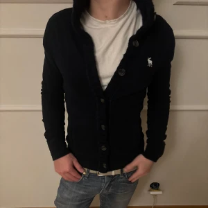 Abercromie and fitch cardigan - Tvär fet och tjock abercromie&fitch cardigan som kommer se till att hålla dig varm i vinter!            Pris kan diskuteras!