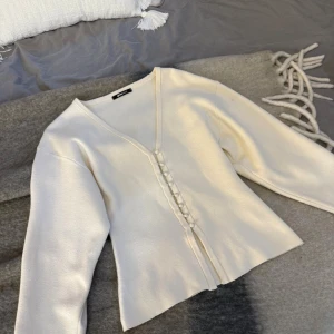 CreamVit Gina tröja  - Säljer denna populära tröjan ifrån Gina i storlek S. Superbra skick!❣️