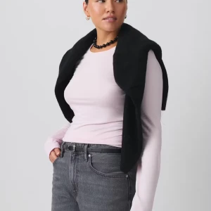 Ljusrosa soft touch topp - Fin soft touch top från Gina Tricot i stl S! Endast använda fåtal gånger och är i väldigt fint skick. Köpt för 229. Bara att höra av sig för bilder eller frågor🩷🩷