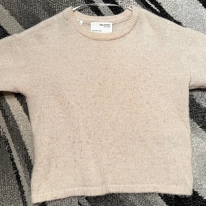 Stickad kortärmad tröja från selected femme! - Stickad tröja i storlek L men passar även M. Använd någon fåtal gång! 