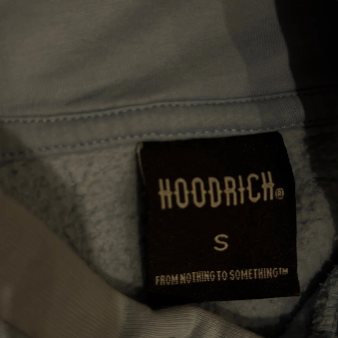 Blå hoodie från Hoodrich med broderi - 2