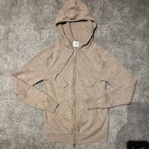Jhon Henric kashmir zip hoddie - Säljer en snygg John Henric kashmir tröja👍 -inga defekter🙌🏼 -100%kashmir -nypris 3000kr mitt pris 1099kr✅ Storlek xs🙌🏼 (Inga skambud) 