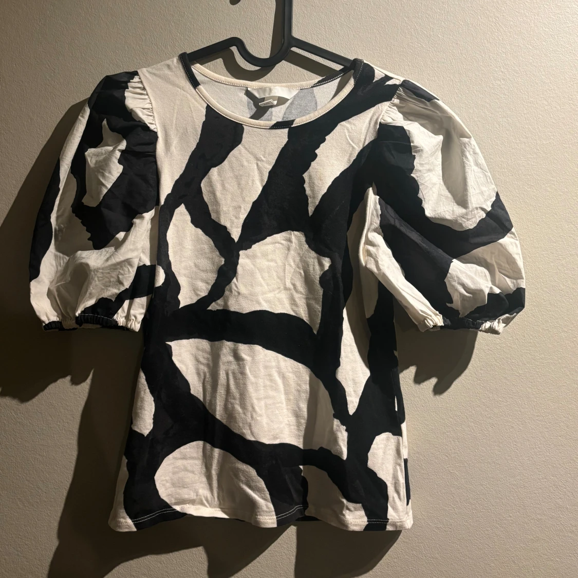 Svartvit puffärmad topp från H&M XS