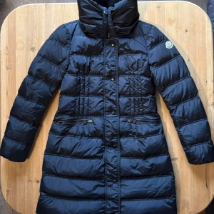 Moncler Vos Jacket - Moncler Vos Jacket, selling this incredibly nice Moncler jacket for women, model: Vos, The jacket is size 2 in Moncler which corresponds to Small-Medium. The condition of the jacket is as pictured, absolutely fine, no signs of wear, nicely used. My favorite thing about the jacket is the incredibly good material at the neck of the jacket, incredibly comfortable and perfect for colder days🤩. The jacket is black, it has 2 pockets on the outside of the jacket, New price approx. 10,800 (NOK) 
