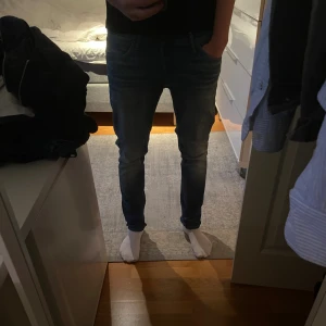 Blå slim jeans från Jack & Jones, slim fit/glenn  - Jack and Jones slim fit/glenn jeans som knappt är använda och mycket bra skick, 189 cm på bilden. Storlek 33/34