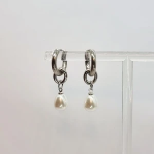 Handgjorda örhängen  - Snygga handgjorda örhängen.  Material-rostfritt stål.  Nikelfria.Längd-3,5cm.  