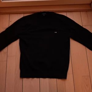 Lexington Stickad Tröja - Säljer denna feta stickade tröjan i storlek 158/164. Säljer denna eftersom att jag har växt ur den. Den är i marinblå.