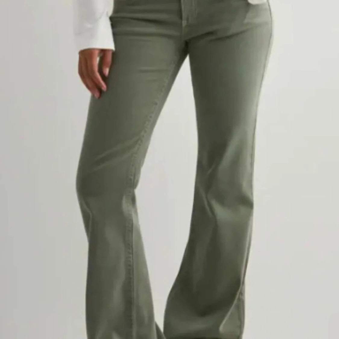 Olivgröna bootcut byxor från Nelly - 1