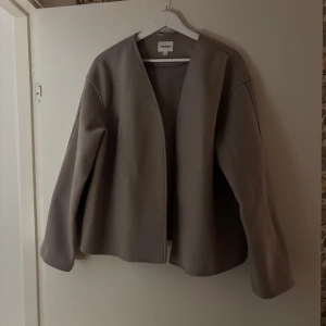 Beige kappa från Kappahl - Säljer en stilren beige kappa från Kappahl i storlek M men passar även S. Jackan har en rak och loose passform med långärmade ärmar och är tillverkad i en mjuk blandning av polyester, akryl och viskos. Enkel design utan knappar eller dragkedja, perfekt för höst och vår. Priset är diskuterbart, skriv bara om ni har frågor💗💗💗