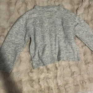 Ljusgrå stickad tröja med rund hals - Mysig ljusgrå stickad tröja 🩶 I perfekt skick och storlek S(tröjan slits inte)