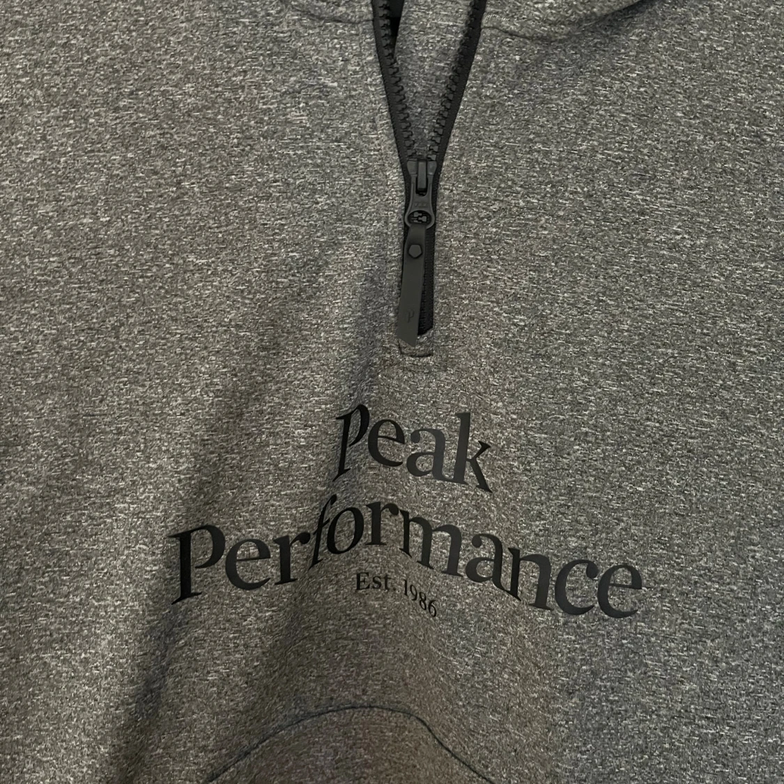 Grå hoodie från Peak Performance - 3
