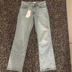 Bootcut ljusblå jeans  - Helt nya ljusblå bootcut jeans i klassisk femficksmodell från Gina Tricot strl 38🩷