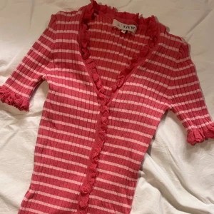 Figurnära klänning - Klänningen är i superstretch material och formar sig efter kroppen. Storlek 36 💞Når till ovanför knäna